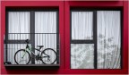rosso con bicicletta rosso con bicicletta