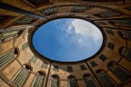 Si tratta di un piccolo cortile di forma ovale, parte integrante del dellarchitettura del Teatro Comunale di Ferrara, dedicato, come suggerisce il nome, ad Antonio Foschini, uno dei due progettisti del teatro.