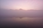 Lago nebbioso all'alba