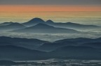 Colli Berici e colli Euganei da Cima Campetto 1662m (piccole Dolomiti). La serie di antenne visibili si trovano  sulla sommit del Monte Cero 409m,  a 58 km dal punto di scatto. Gennaio 2024