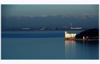 Salendo da Barcola (Trieste) verso Opicina, vista sul Castello di Miramare, gli stabilimenti industriali di Monfalcone e le lontane Dolomiti. La principale cima visibile, la piramide del monte Antelao 3264m, si trova a 145 km di distanza. Gennaio 2024