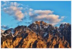 Vista sul versante meridionale del monte Carega (pareti e guglie del sottogruppo del 'Fumante') lungo la salita del sentiero cai 120 del Passo Rstele. Catena delle Tre Croci, Piccole Dolomiti. Febbraio 2024