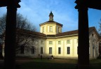 Allinterno del porticato della Besana (Milano)
Chiesa di S. Michele ai Nuovi Sepolcri
Configurazione della struttura: Chiesa cimiteriale a croce greca, con cupola nascosta da un tiburio ottagonale, oggi sconsacrata.