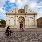 ... in bici a Rimini con il Tempio Malatestiano