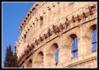 Passando sotto il mio colosseo ho visto tanti omini che scendevano dall'alto, ho pensato che fosse tornato Nerone l'incendiario... invece era una semplice esercitazione...
Non ho esitato a scattare l'insolita scena...