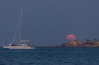 Luna al 100% sorge sul faro massoliveri. Luna al 100% sorge sul faro massoliveri.