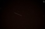 Pentax K 50
ob Tamron 70 - 300 (155 mm)
t 5 sec, f 4,5, ISO 3200

Notte di S Lorenzo, l'anno scorso. Faccio alcuni scatti, guardo dal monitor e vedo che ho catturato una meteorite. Passo al PC e osservo una anomalia: ingrandisco e vedo che le meteorite non hanno andamento rettilineo, ma elicoidale! La foto postata  l'ingrandimento.
Graditi critiche costruttive e personali sul fenomeno.
Furyo