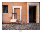 La finestra la bici e la porta La finestra la bici e la porta