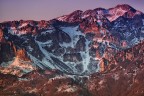 Vista al sorgere del sole dal Monte Novegno 1500m, verso il  il Valico venetotrentino  di Campogrosso con lo sfondo del versante orientale del Monte Carega. Dicembre 2024