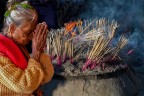 Donna assorta in preghiera in Myanmar