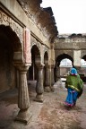 India, donna velata, nel palazzo