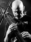 Tony Levin suona lo stick bass Tony Levin suona lo stick bass