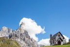 Cimon della Pala e Chiesetta a Passo Rolle Cimon della Pala e Chiesetta a Passo Rolle