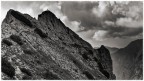 Persona casuale sul cucuzzolo del  Monte Obante 2072m, vista da Bocchetta Fondi, Monte Carega. Agosto 2026