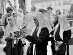Per elevare la preghiera durante una processione di peruviani in via Toledo a Napoli