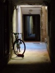 Fotografia scattata in un vicolo di Finale Ligure, mi aveva attirato questa zona di luce e la sagoma della bicicletta che sembra aspettare il suo padrone.
Foto scattata con Fujifilm Finepix F700
Lunghezza focale	20,6mm
Diaframma		f 4,6
Tempo			1/14