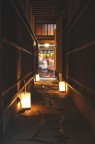 Un corridoio oscuro che sbocca in una delle vie piu' affollate di Kyoto. (NO PHOTOSHOP, eccetto taglio)