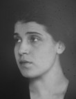 Poster della mostra di Tina Modotti al Vittoriano. Gocce di pioggia sembrano rigare il viso di Tina come lacrime per la sua morte in solitudine e l'essere stata a lungo dimenticata.
Una grande donna,una grande artista.
Consglio a tutti la mostra..affettatevi, termina domenica 14!