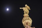 Colombo indica la luna a Barcellona Colombo indica la luna a Barcellona