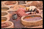 Un Conciatore-Tintore all'opera. Purtroppo una fotografia non  in grado di far sentire gli odori pungenti delle tinture. Basta considerare che il nero  realizzato partendo dagli escrementi di piccione.