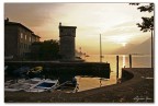 Immagine di un tramonto autunnale da una delle zone pi caratteristiche del lago di Garda..
Per chi non lo sapesse in questo porticciolo sfocia il fiume piu corto al mondo l'Aril, lungo per la cronaca 75 m.