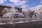 una fontana diversa dalle solite in una bellissima piazza di Genova.