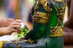 Durante la cerimonia i presenti devono lavare il Buddha con acqua e fiori. Chiang Mai, Thailandia