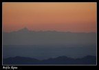 tramonto sulle alpi ripreso dalla vetta del penice (appennino piacentino...quindi a una bella distanza circa 150 km) il monte + alto dovrebbe essere il gran paradiso.
nikon d50 sigma 70-300,  graditissimo qualunque consiglio e critica...st facendo le mie prime foto con una reflex....