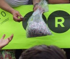 Durante la sfilata del Gay pride una mano tesa per ricevere ci che  preserver da brutte sorprese.Meditate gente meditate,anche questa  informazione.