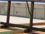 Gli spigoli dei travetti in ferro evidenziano una tendenza del colore al viola in corrispondenza della linea di demarcazione luce-ombra  (bianco della pavimentazione in piena luce - verde dei travetti in ombra).
Potete aprire l'imagine con IrfanView e controllare i dati EXIF per le condizioni di scatto.
