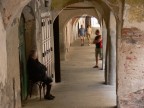 Anziana seduta nel centro storico di Saluzzo