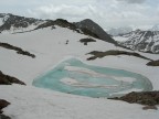 Tanto per cercare di tenerci fresco in questi giorni di afa, mi permetto di mandarvi quest'immagine scattata ieri durante l'ascensione al Pizzo Tresero, proprio sopra il Passo Gavia.
Nicoon Colpix 7900 in automatico. Il tempo non era dei migliori, anzi era grigietto...
A voi un po' di frescura quindi...