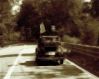 una topolino torna in Svizzera dopo il raduno di Torino
(una mano sul volante e una con la reflex fuori dal finestrino!!!)