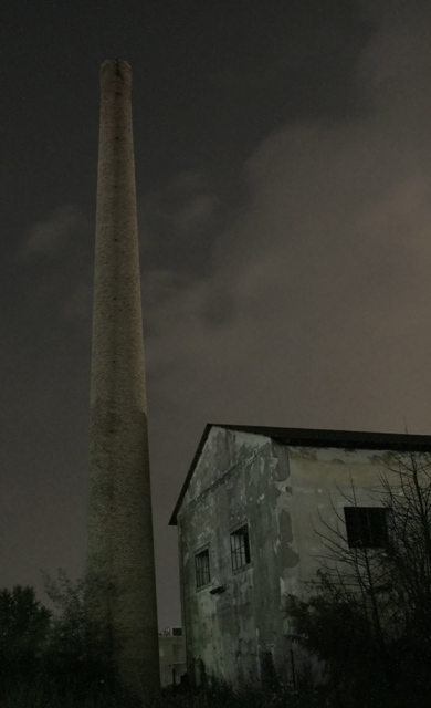3- fabbrica e ciminiera.jpg