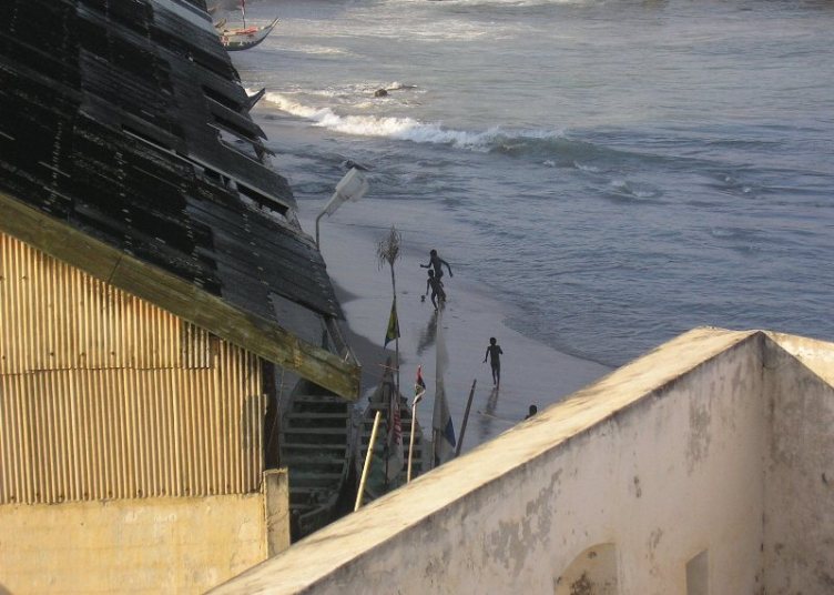 cc bimbi sulla spiaggia.JPG