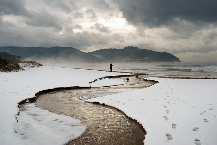Donnina sulla spiaggia! copia.jpg