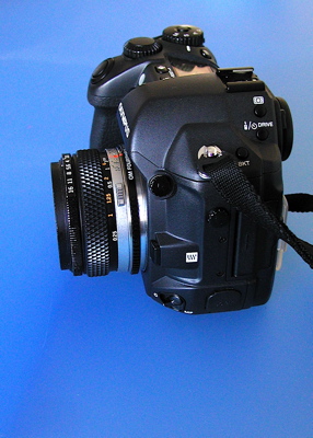 E-1 con Zuiko 24mm. 2,8 lato.jpg