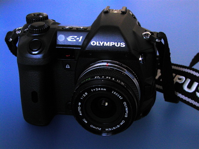 E-1 con Zuiko 24mm 2,8 frront.jpg