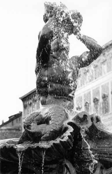 Fontana_Pzza_Barberini.jpg