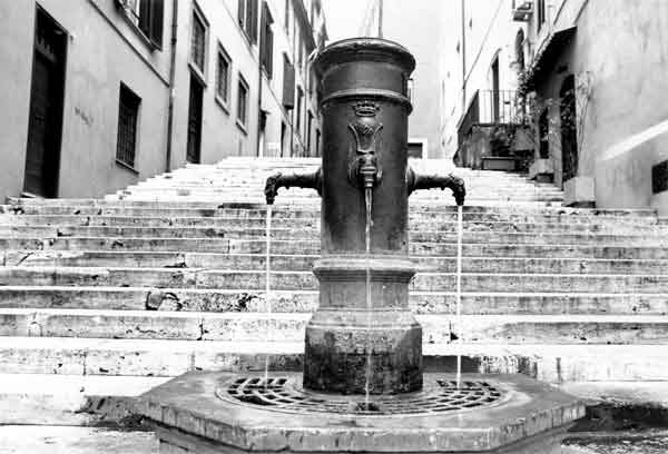 Fontana_via_delle_tre_canne.jpg