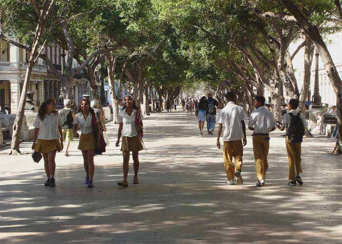 gli studenti a passeggio.jpg