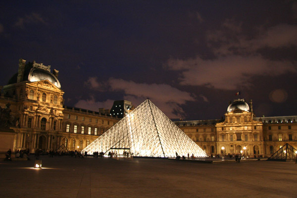Louvre notte.jpg