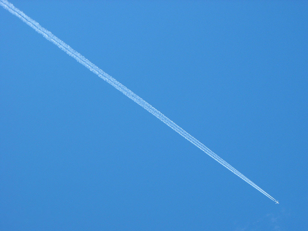 MD80 nel cielo azzurro.jpg