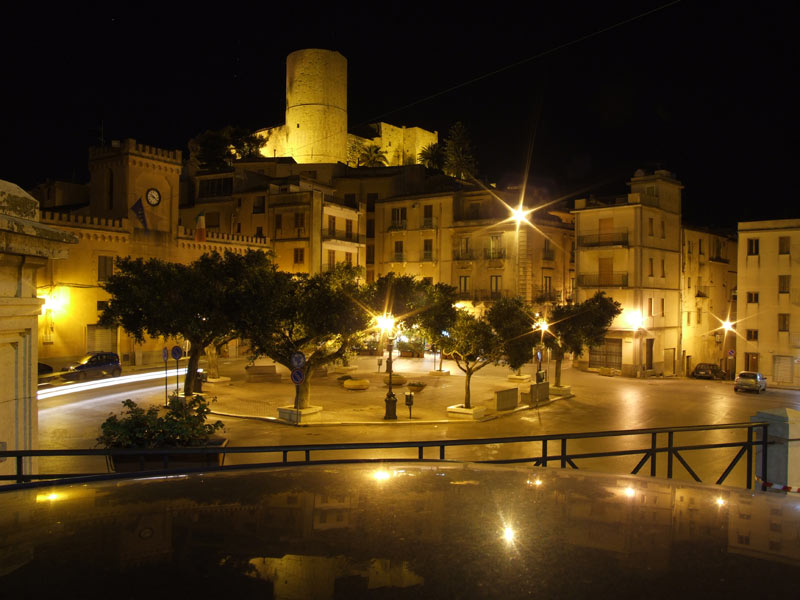 piazza-e-castello-Salemi.jpg