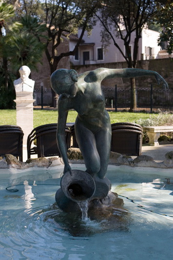 Ragazza nela fontana 2.jpg